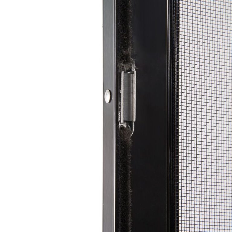 Hingedega putukavõrgu ukseraam peidetud magnetiga